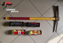 Minorenni armati di piccone sfondano le porte del circolo padel: denunciati otto ragazzi
