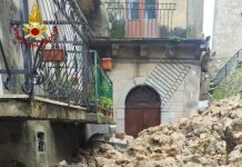 Maltempo Calabria, crolla muro a ridosso di una chiesa nel Reggino: auto travolte dai detriti