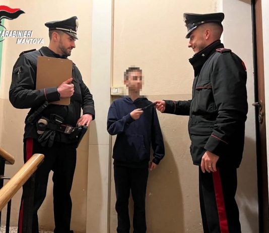 Trova un telefono e chiama i Carabinieri per restituirlo: 11enne dà lezione di civiltà