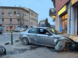 Senza patente fugge all’alt e si schianta: muore un’anziana nel Modenese