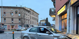 Senza patente fugge all’alt e si schianta: muore un’anziana nel Modenese