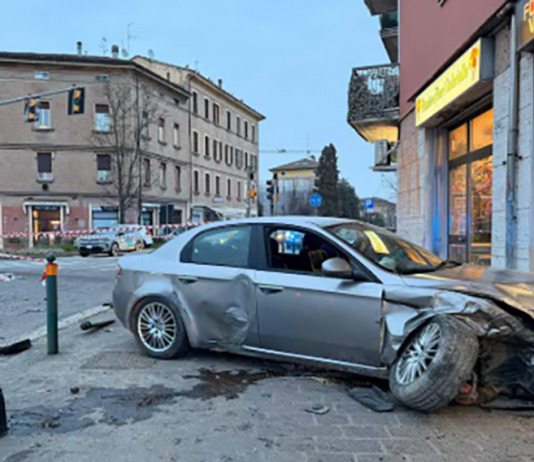 Senza patente fugge all’alt e si schianta: muore un’anziana nel Modenese