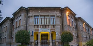 Furto nella notte alla scuola primaria di Asola: svuotato il distributore automatico