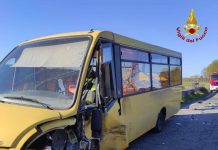 Scuolabus con 10 bambini contro auto nel Pavese: feriti conducenti