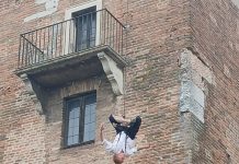 Applausi e stupore: la danza verticale sul Castello di San Giorgio conquista il pubblico