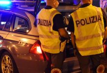 Roma, 23enne su auto a noleggio non si ferma all’alt e si schianta contro autobus