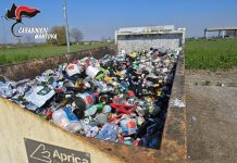 Scarico non autorizzato e rifiuti sparsi, blitz dei carabinieri: quattro denunciati
