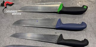 Fermato con quattro coltelli in auto con lame fino a 57 cm: denunciato 24enne