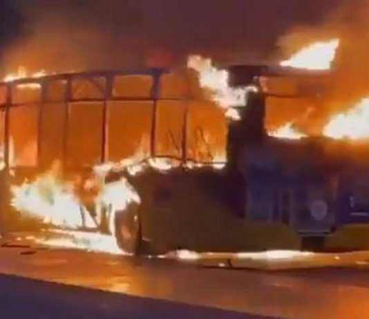 Bus in fiamme in Svizzera, 6 morti: “Un uomo si è dato fuoco”