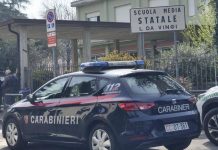 Trescore Balneario, professoressa accoltellata da 13enne: l’aggressione in diretta social e con la maglia ‘vendetta’