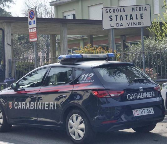Trescore Balneario, professoressa accoltellata da 13enne: l’aggressione in diretta social e con la maglia ‘vendetta’