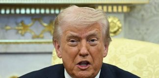 Trump: “Dialogo aperto con l’Iran, sospesi raid infrastrutture energia”. Petrolio in picchiata