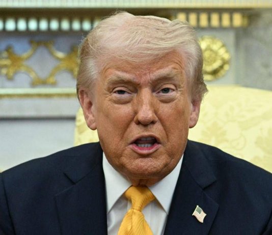 Trump: “Dialogo aperto con l’Iran, sospesi raid infrastrutture energia”. Petrolio in picchiata
