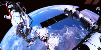Cina, gli astronauti della Shenzhou-21 impegnati in attività extraveicolari