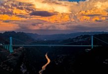 Cina, il ponte del Grand Canyon di Huajiang entra nel Guiness dei primati