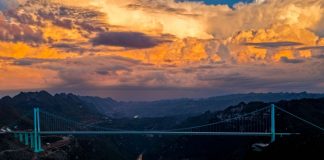 Cina, il ponte del Grand Canyon di Huajiang entra nel Guiness dei primati