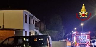 Sant’Antonio, furgone in fiamme in via Einaudi: intervengono i Vigili del Fuoco