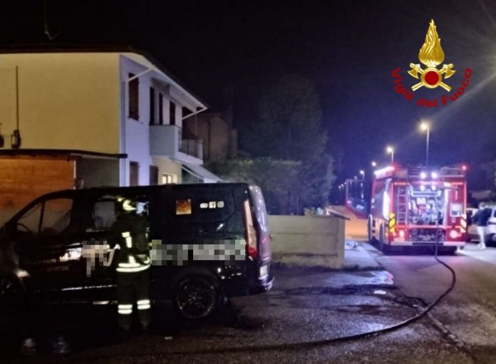 Sant'Antonio, furgone in fiamme in via Einaudi: intervengono i Vigili ...
