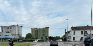 Borgochiesanuova, anziana ciclista investita alla rotatoria. In ospedale con ferita alla testa