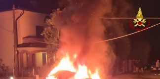 Gonzaga, schianto nella notte: auto in sosta centrata, vettura in fiamme