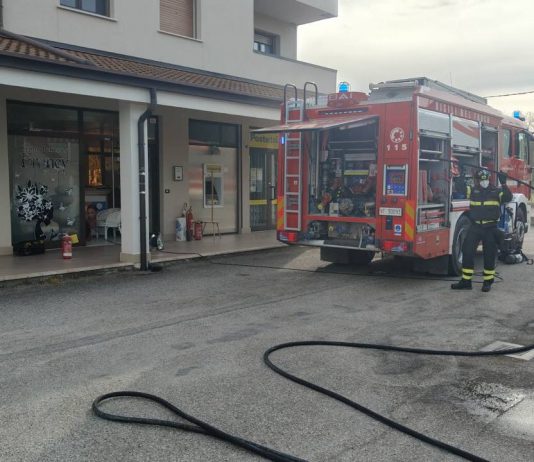 Paura a Borgocarbonara: principio d’incendio in un centro estetico per un’asciugatrice