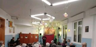 Ostiglia, la magia dei burattini incanta anziani e bambini alla Fondazione Belfanti