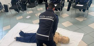 Viadana, installato un defibrillatore per emergenze cardiache su un’auto della Polizia Locale