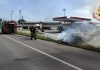 San Benedetto, auto in fiamme vicino al distributore: intervento rapido evita il peggio