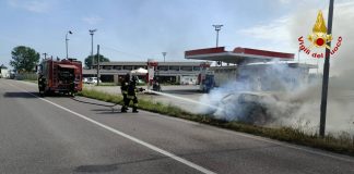 San Benedetto, auto in fiamme vicino al distributore: intervento rapido evita il peggio