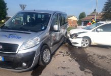 Moglia , scontro tra auto e pullmino Auser: traffico in tilt