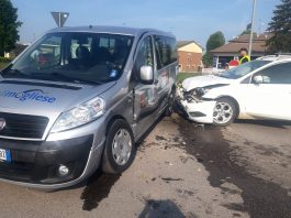 Moglia , scontro tra auto e pullmino Auser: traffico in tilt