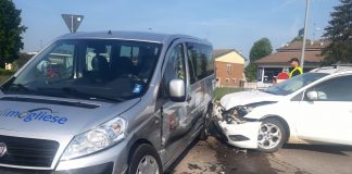 Moglia , scontro tra auto e pullmino Auser: traffico in tilt