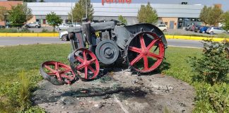 Moglia, Jeep fuori controllo sulla rotonda: distrutto un trattore d’epoca