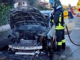 Auto in fiamme al distributore Tamoil: attimi di tensione di fronte al “Poma”