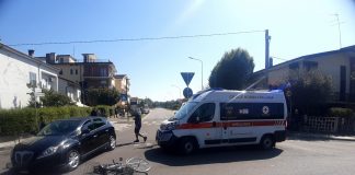 Suzzara, incidente alla rotonda di via Lenin: anziana ciclista in ospedale