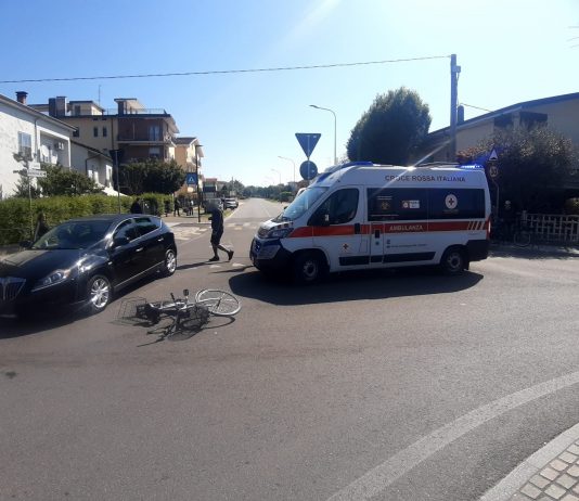 Suzzara, incidente alla rotonda di via Lenin: anziana ciclista in ospedale