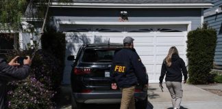 Attentato a Washington, Allen e il manifesto contro Trump: “Stop ai suoi crimini”