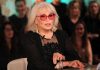 Amanda Lear a Belve: “Dalì era impotente, Bowie? Faceva un po’ schifo…”