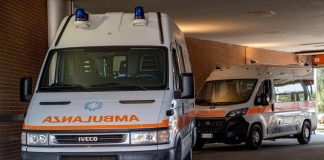 Catanzaro, donna si butta dal balcone con i figli: morta con due bimbi, la terza è grave