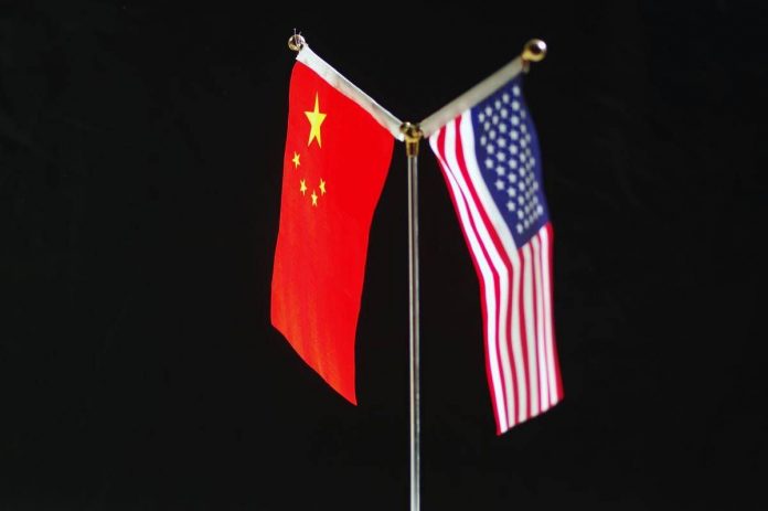 bandiere_nazionali_della_cina_e_degli_stati_uniti