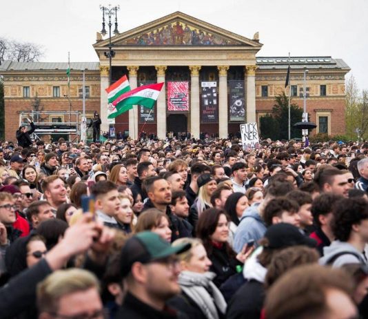 Ungheria, domani la sfida Orban-Magyar. Decine di migliaia al mega evento contro il primo ministro