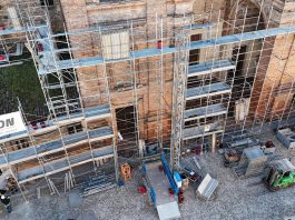 Sant’Andrea, tetti pieni di vegetazione: coppi rotti e infiltrazioni, via ai lavori delle coperture