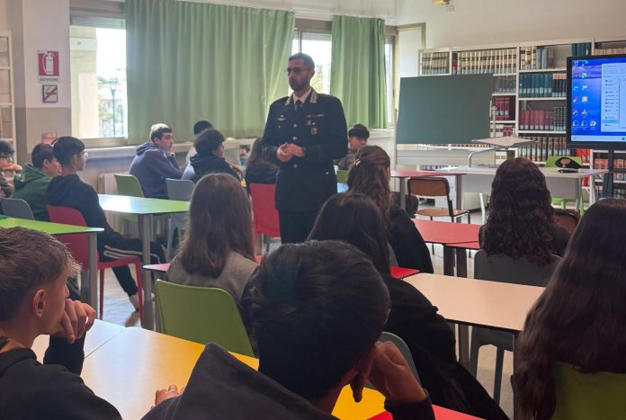carabinieri lezione su uso social