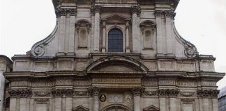 Roma, cadono lastre impalcatura chiesa Sant’Ignazio: ferita 16enne in gita