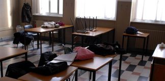Attirata con una scusa nel bagno della scuola, 12enne ferita con le forbici da una coetanea