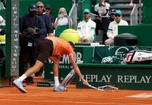 Montecarlo, super Berrettini: doppio bagel a Medvedev e il russo distrugge la racchetta