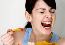 Spuntino di mezzanotte? Non è una buona idea, lo snack fa male all’intestino