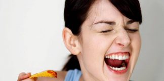 Spuntino di mezzanotte? Non è una buona idea, lo snack fa male all’intestino