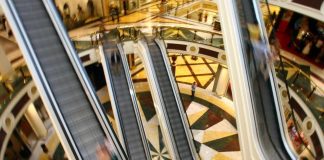 Roma, rapina in gioielleria del centro commerciale Euroma2: irruzione con picconi e fumogeni
