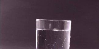 Bere acqua calda al mattino o alla sera? I consigli dell’esperto